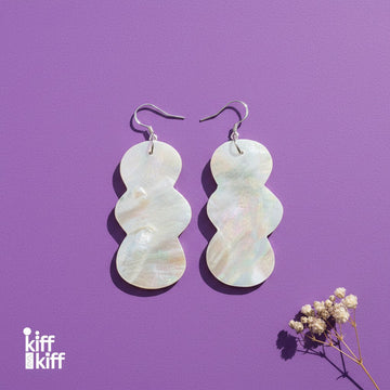 Bijoux en nacre naturelle : comment choisir un collier charm ou des boucles d'oreilles nacre artisanaux
