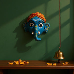 Masque mural artisanal KIFF KIFF de Ganesh bleu en papier mâché, décoré à la main avec des détails colorés.