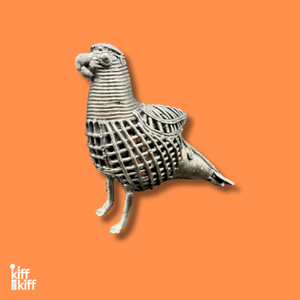 Statuette perroquet en laiton, gros plan artisanal