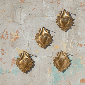 Ex-voto cœur Elton KIFF KIFF en métal doré, détail de l'inscription LOVE gravée