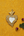 Ex-voto grappe de raisin Violetta KIFF KIFF en métal doré suspendu dans une niche murale décorative