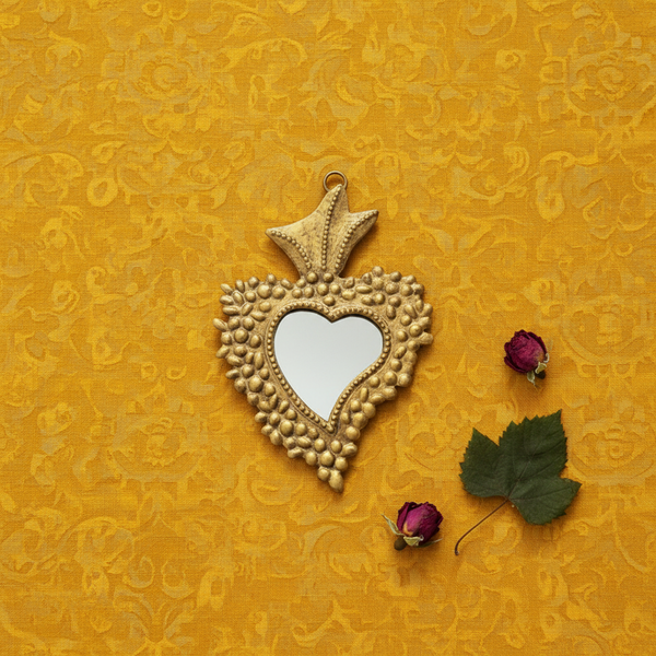 Ex-voto grappe de raisin Violetta KIFF KIFF en métal doré suspendu dans une niche murale décorative