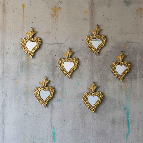 Ex-voto grappe de raisin Violetta KIFF KIFF en métal doré, détail des éléments en miroir