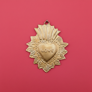 Ex-voto cœur Elton KIFF KIFF en métal doré avec inscription LOVE en relief, vue principale