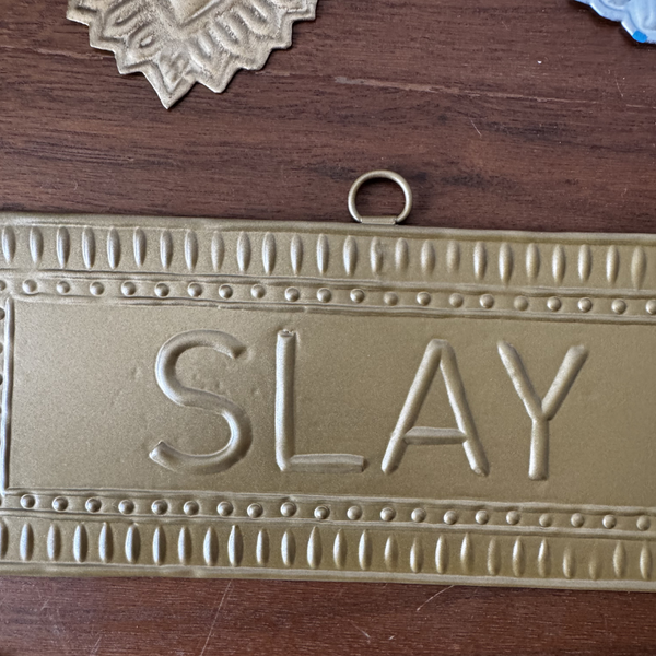 Plaque murale dorée SLAY, vue d'ambiance déco