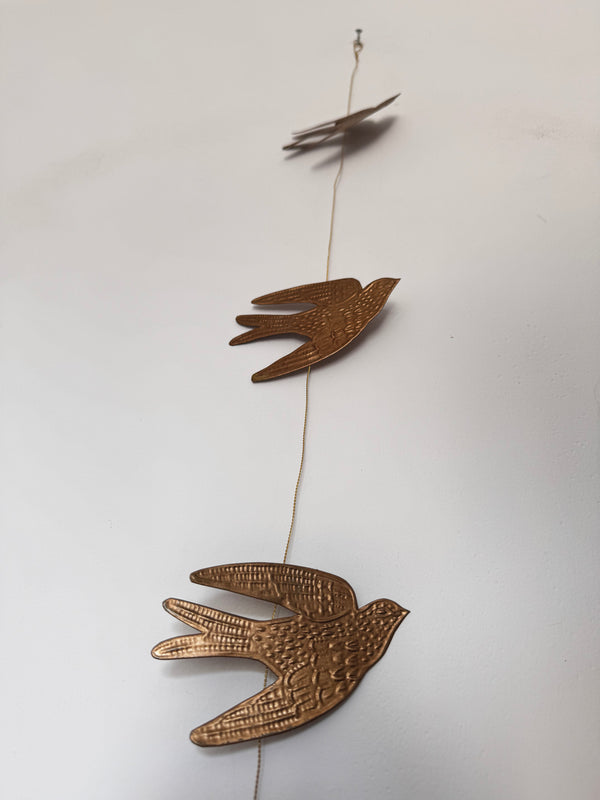 Guirlande murale Birdy – Hirondelles dorées artisanales