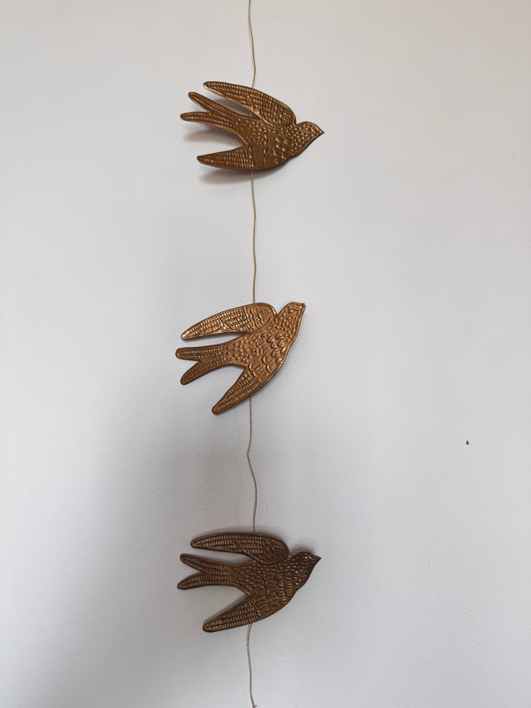 Guirlande murale Birdy – Hirondelles dorées artisanales