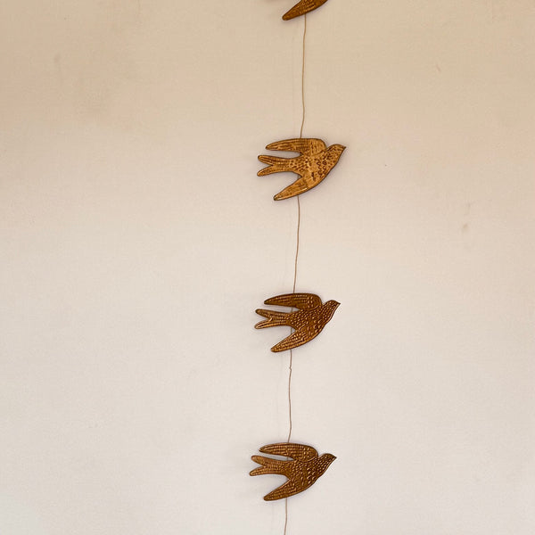 Guirlande murale Birdy – Hirondelles dorées artisanales