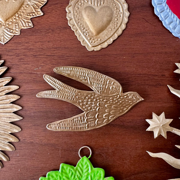 Hirondelle dorée Mavis – Objet décoratif artisanal à suspendre