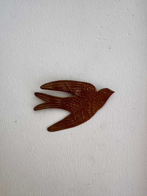 Hirondelle dorée Mavis – Objet décoratif artisanal à suspendre