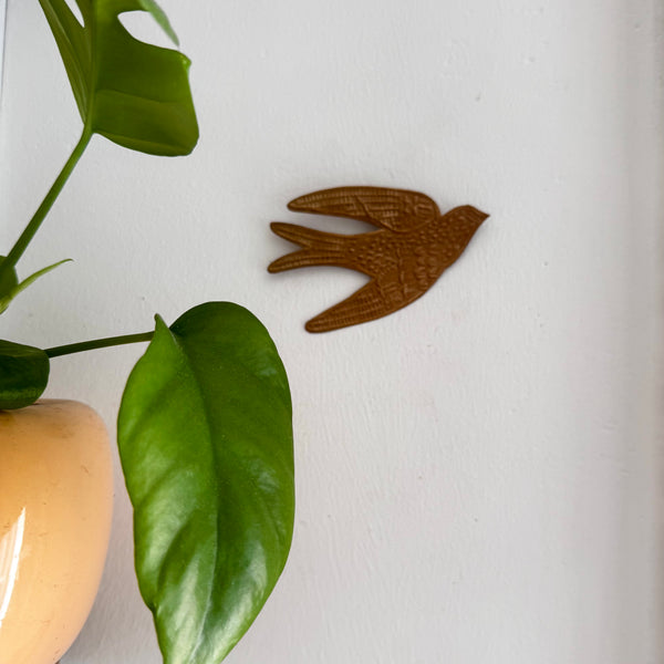 Hirondelle dorée Mavis – Objet décoratif artisanal à suspendre
