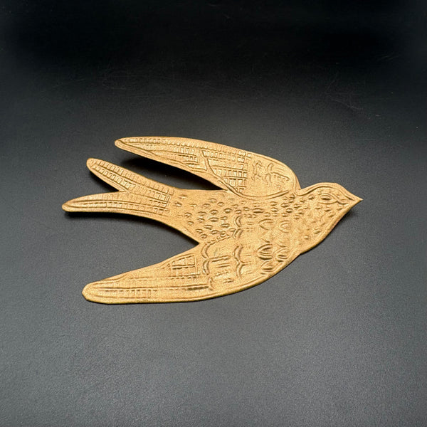 Hirondelle dorée Mavis – Objet décoratif artisanal à suspendre
