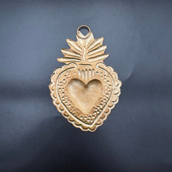 Ex-voto doré Alfred, gros plan artisanal