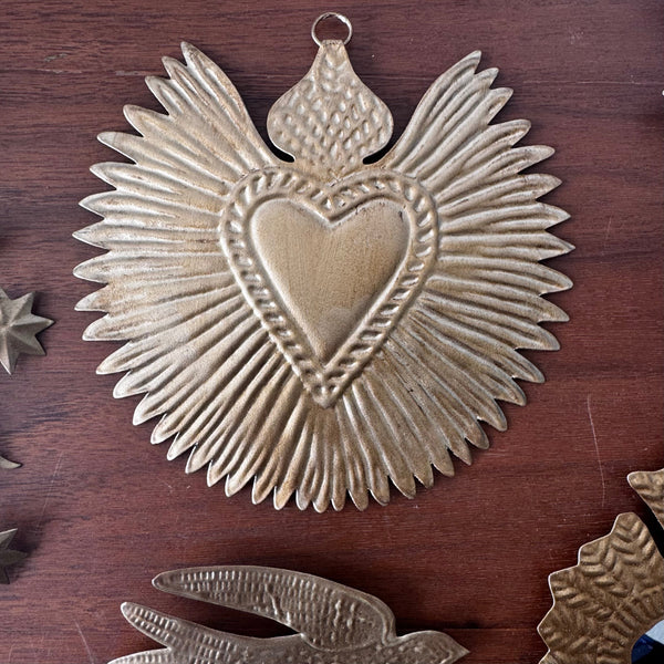Ex-voto doré Cléo accroché au mur