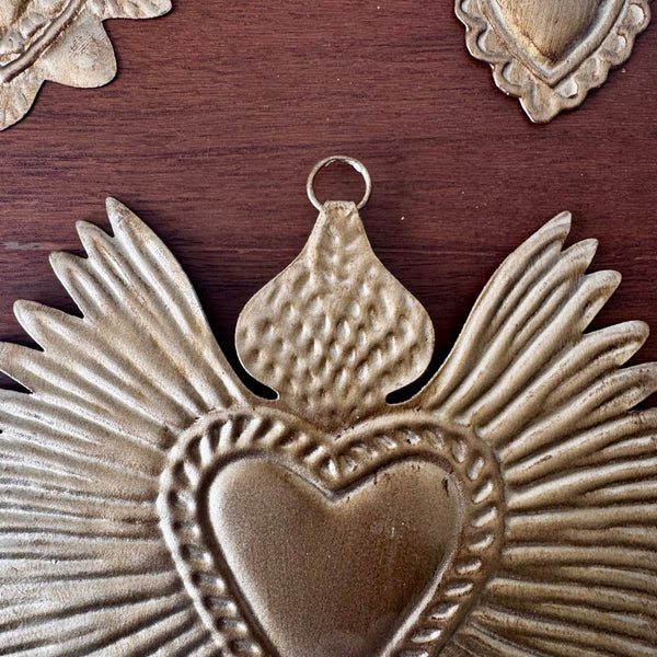 Ex-voto doré Cléo, gros plan artisanal
