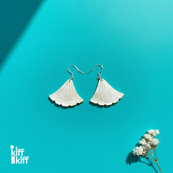 Boucles d'Oreilles Fleur en Nacre