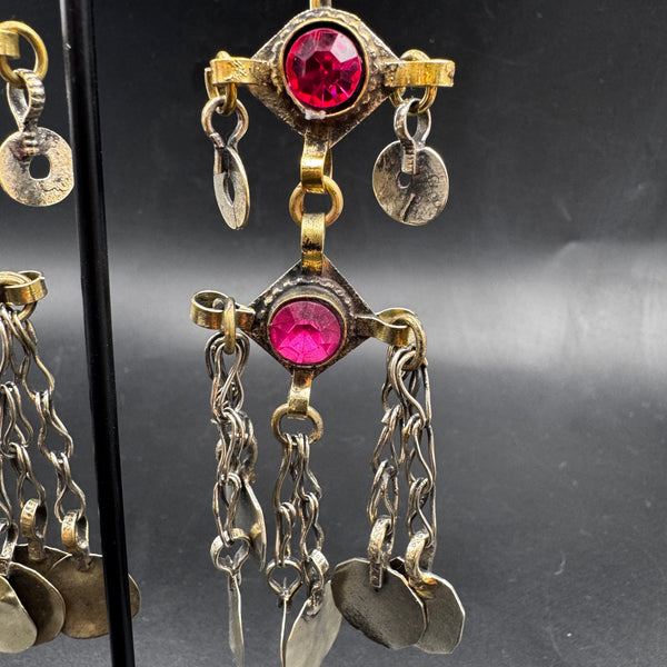Boucles d'oreilles Kuchi afghanes, gros plan sur les motifs métalliques