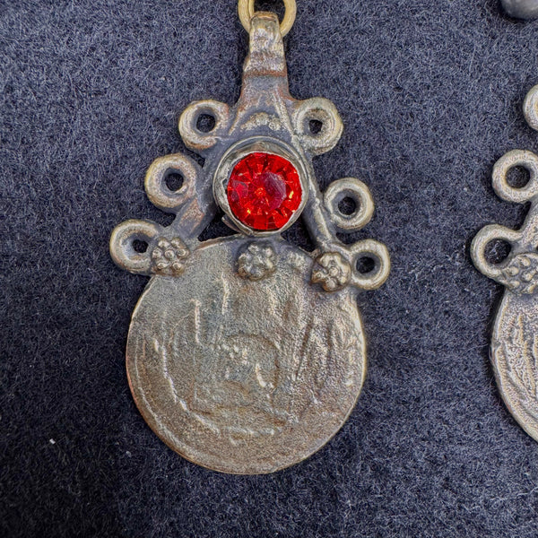 Boucles d'oreilles Kuchi afghanes rouges, détail du fermoir crochet