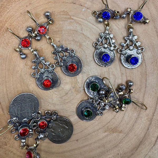 Boucles d'oreilles Kuchi afghanes bleues portées
