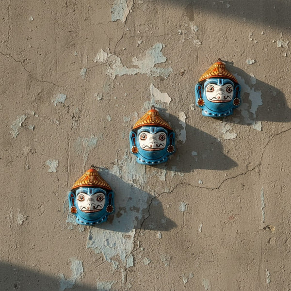 Masque indien Jambaban blanc et bleu – Décoration murale Odisha