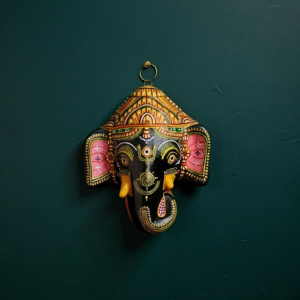 Masque mural Ganesh noir en papier mâché artisanal KIFF KIFF, mise en situation murale
