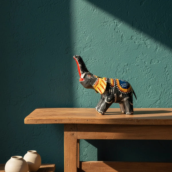 Statuette éléphant noir articulée en papier mâché, vue de profil