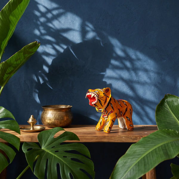 Statuette tigre orange articulée en papier mâché, vue de profil