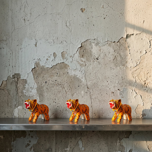 Statuette tigre orange articulée, détail de la tête mobile en papier mâché