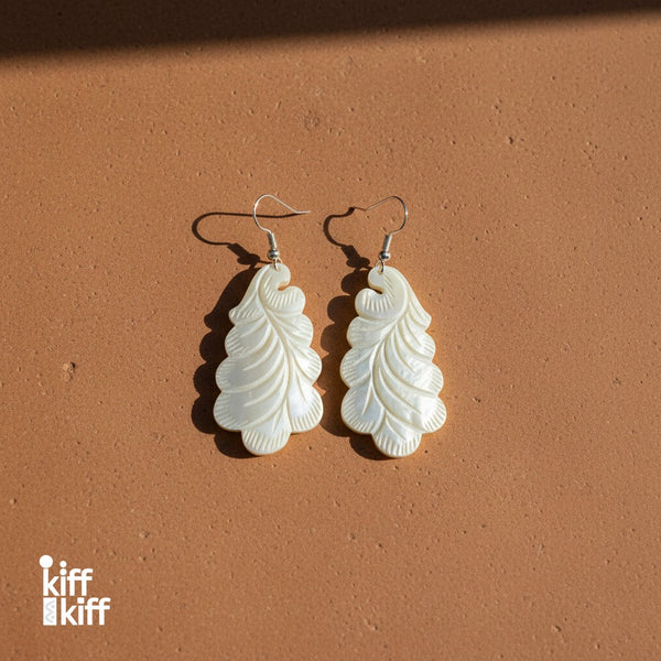 Boucles d'Oreilles Feuille Volute en Nacre