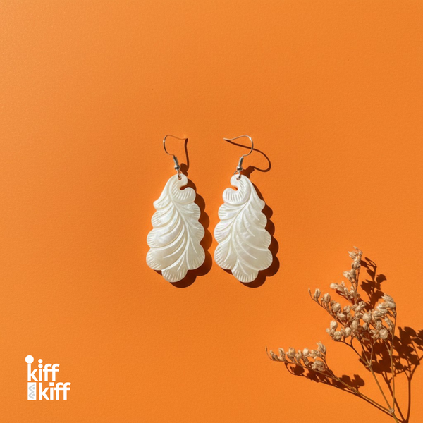 Boucles d'Oreilles Feuille Volute en Nacre