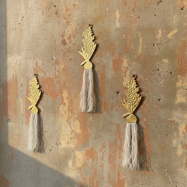 Décoration murale Jacinthes KIFF KIFF en métal doré et lin naturel installée sur un mur