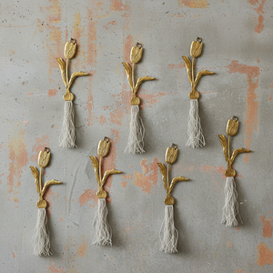 Décoration murale Tulipes KIFF KIFF en métal doré, détail du travail artisanal du métal
