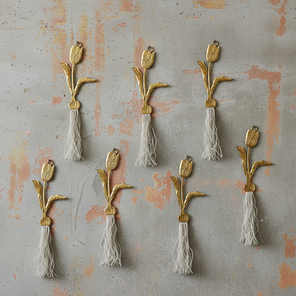 Décoration murale Tulipes KIFF KIFF en métal doré, détail du travail artisanal du métal
