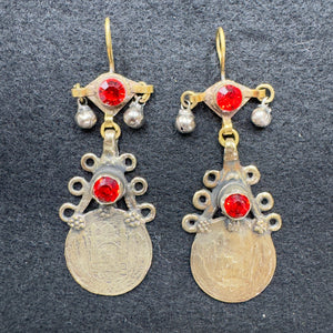 Boucles d'oreilles Kuchi afghanes rouges en métal artisanal, vue de face