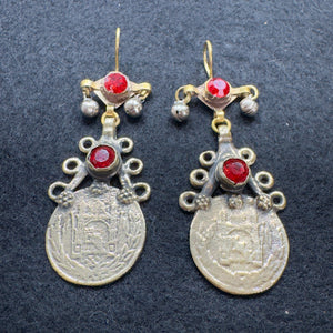 Boucles d'oreilles Kuchi afghanes rouges, détail du travail du métal