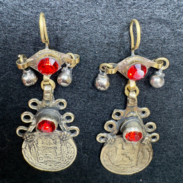 Boucles d'oreilles Kuchi afghanes rouges, gros plan sur le verre rouge
