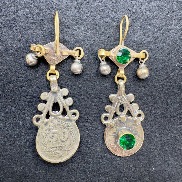 Boucles d'oreilles Kuchi afghanes vertes, détail du travail du métal