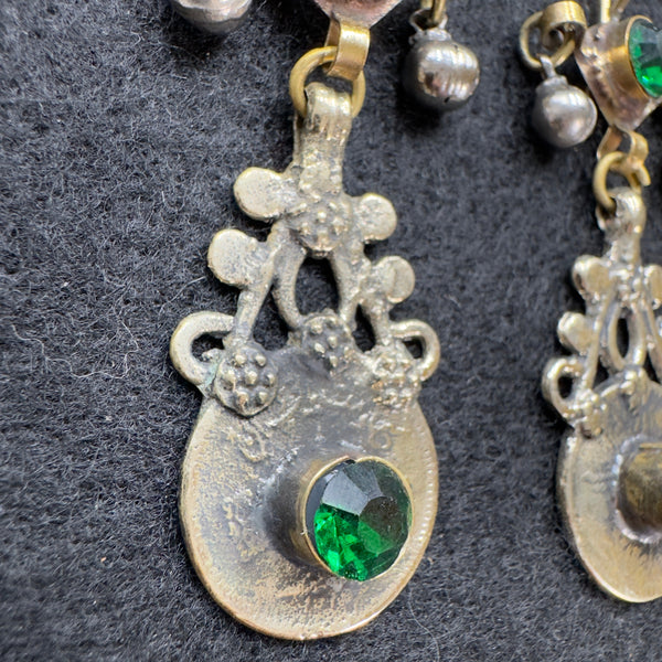 Boucles d'oreilles Kuchi afghanes vertes, gros plan sur le verre vert
