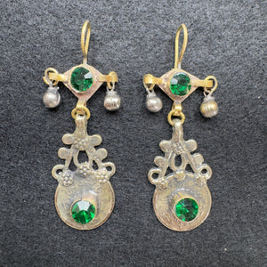 Boucles d'oreilles Kuchi afghanes vertes en métal artisanal, vue de face