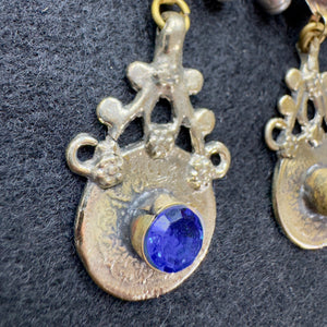 Boucles d'oreilles Kuchi afghanes bleues, détail du travail du métal
