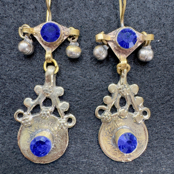 Boucles d'oreilles Kuchi afghanes bleues, gros plan sur le verre bleu