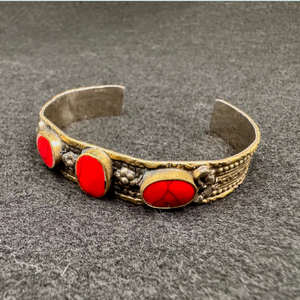 Détail des perles corail du bracelet Nuristan Kiff Kiff