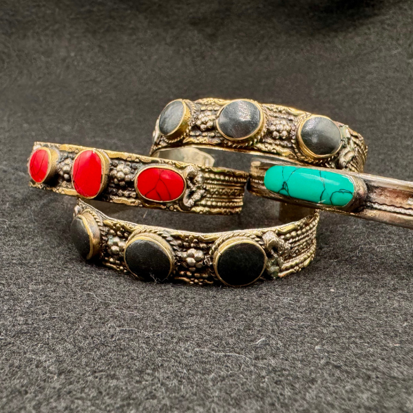 Bracelet corail Nuristan Afghanistan, vue de profil