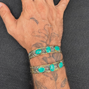 Détail des pierres turquoise et de la bande torsadée du bracelet Nuristan Kiff Kiff