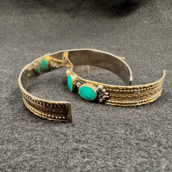 Bracelet ajustable Nuristan Afghanistan porté au poignet, pierres turquoise