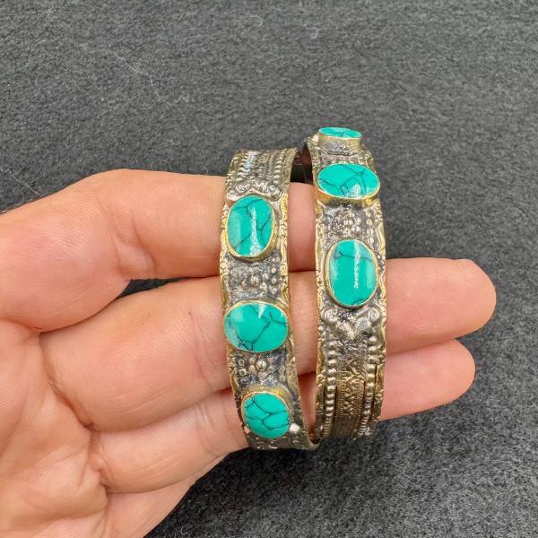 Bracelet turquoise Nuristan Afghanistan, gros plan sur la bande torsadée