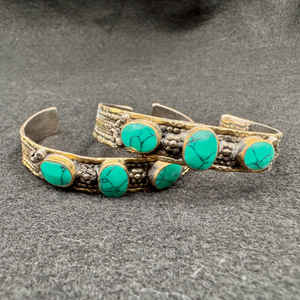 Bracelet artisanal Nuristan Afghanistan, pierres turquoise étirées sur bande torsadée