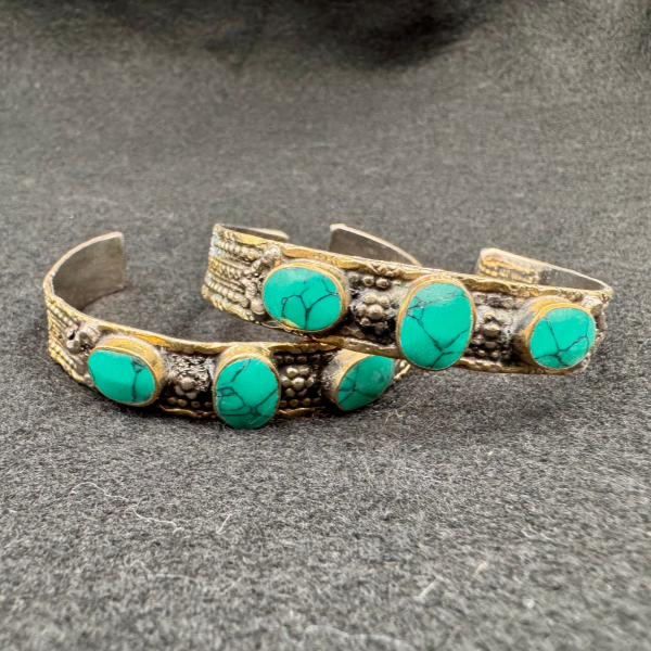 Bracelet artisanal Nuristan Afghanistan, pierres turquoise étirées sur bande torsadée