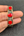 Bracelet ajustable Nuristan Afghanistan porté au poignet, perles corail