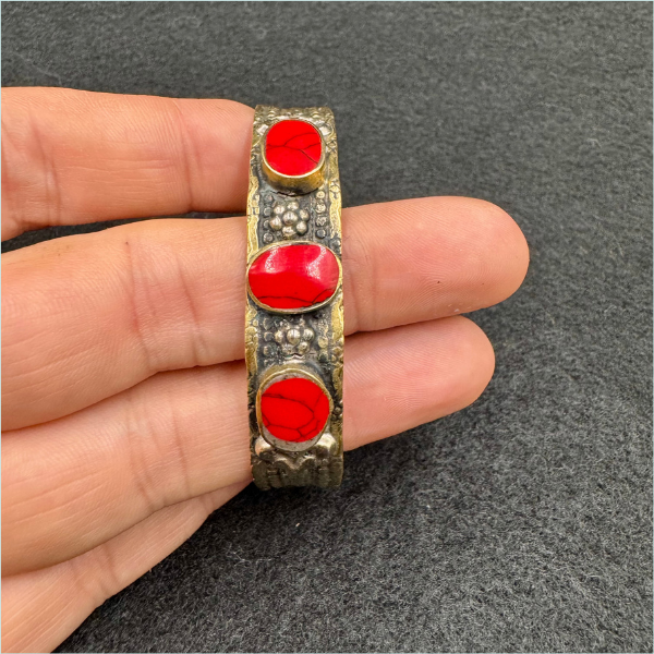 Bracelet ajustable Nuristan Afghanistan porté au poignet, perles corail